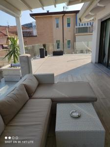 A seating area at Appartamento Spotorno con ampio terrazzo attrezzato anche con angolo cottura