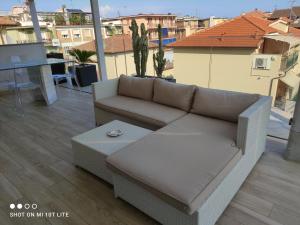 A seating area at Appartamento Spotorno con ampio terrazzo attrezzato anche con angolo cottura