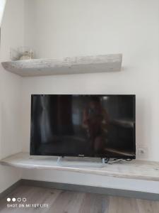 A television and/or entertainment centre at Appartamento Spotorno con ampio terrazzo attrezzato anche con angolo cottura