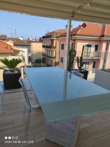 A balcony or terrace at Appartamento Spotorno con ampio terrazzo attrezzato anche con angolo cottura
