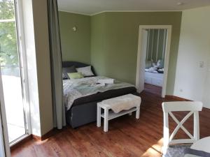 1 dormitorio con cama y espejo en Ferienwohnung Am Kurpark en Bad Klosterlausnitz