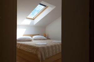 um quarto com uma cama e uma clarabóia em House Vera em Baska Voda
