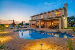 une maison avec une piscine et une terrasse dans l'établissement Tangerine Sky, à Phoenix