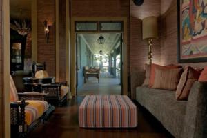 un soggiorno con un divano e un tavolo di Lumeria Maui, Educational Retreat Center a Makawao