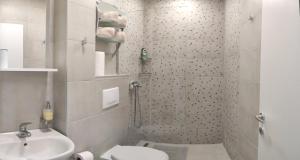 y baño con lavabo, aseo y ducha. en Albedo - Charming Apartment with Amazing Location, en Tivat