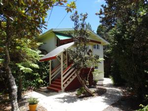 沃尔卡诺Volcano Hale的一间红色和白色房子的小房子