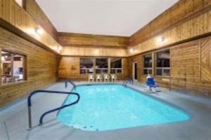 een groot zwembad in een gebouw met bij Pinetop Studio Suites in Pinetop-Lakeside