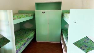 2 literas en una habitación con paredes verdes en Casa de campo c piscina e churrasq - Mairipora - SP, en Mairiporã 15 fotos más