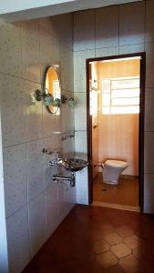 Un baño con lavabo e inodoro en Casa de campo c piscina e churrasq - Mairipora - SP, en Mairiporã