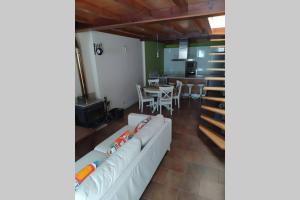 salon z białą kanapą i stołem w obiekcie Casa de piedra acogedora a 2 minutos de la playa w mieście Laxe