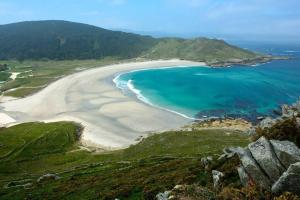 una vista aérea de una playa en el océano en Casa de piedra acogedora a 2 minutos de la playa en Laxe