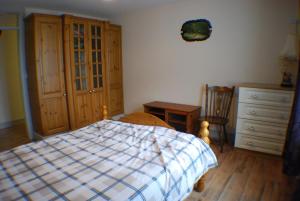 Postel nebo postele na pokoji v ubytování Cosy 2-Bed Cottage in Sligo