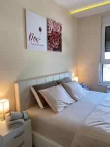 Un pat sau paturi într-o cameră la Lux apartman Nena 29 - Zlatibor (centar)