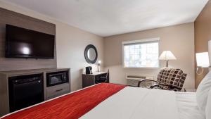 Un pat sau paturi într-o cameră la SureStay Plus Hotel by Best Western Kearney