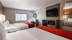 Cama ou camas em um quarto em SureStay Plus Hotel by Best Western Kearney