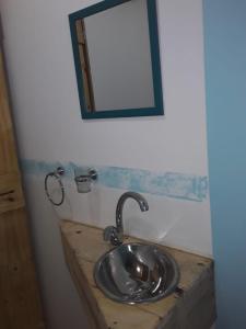 lavabo con espejo encima en Las zarinas 2 en Trapiche