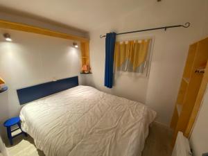 a small bedroom with a bed and a window at Mobilehome 3 chambres curistes camping piscine in Saint-Paul-lès-Dax +14 photos