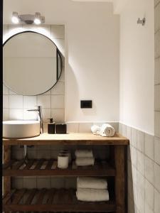 a bathroom with a sink and a mirror at Moderno departamento en San Pedro in San Pedro