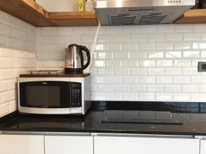 a microwave oven sitting on top of a kitchen counter at Moderno departamento en San Pedro in San Pedro +1 photo