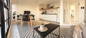 a kitchen and a living room with a table at Moderno departamento en San Pedro in San Pedro