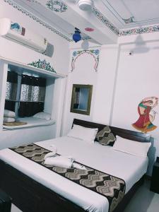 1 dormitorio con 1 cama grande en una habitación en The Royal Lake View Villa, en Udaipur