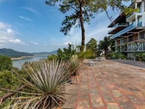 um resort com vista para uma massa de água em Hotel Santa Rosa em Valle de Bravo