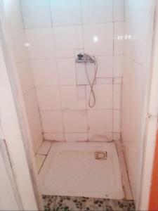 Koupelna v ubytování TULEAR APPARTEMENTS CHAMBRES Rez de chaussée et Etage + 18 fotografií