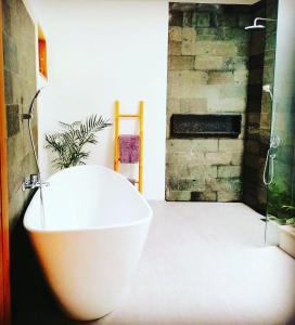 Kupatilo u objektu Bingin Pura Vida Villas