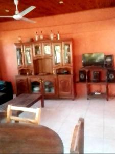 TV a/nebo společenská místnost v ubytování TULEAR APPARTEMENTS CHAMBRES Rez de chaussée et Etage