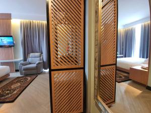 Postel nebo postele na pokoji v ubytování Muara Hotel Bukittinggi