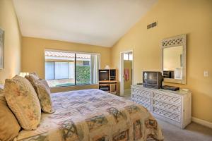 Postel nebo postele na pokoji v ubytování Sunny Pad with Patio and Pool Access in Palm Desert!