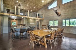 uma sala de jantar com uma mesa de madeira e cadeiras em 800-Acre Au Gres Oasis 2 Ponds and ATV Trails! em Au Gres