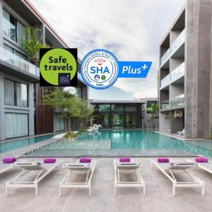 Бассейн в Maya Phuket Airport Hotel - SHA Extra Plus или поблизости