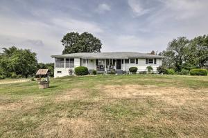 une vieille maison blanche avec une grande cour dans l'établissement Traditional Country Home in De Soto with Yard!, à De Soto