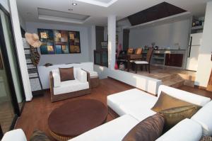 Χώρος καθιστικού στο Penn Sunset Villa 10 with Shared Pool
