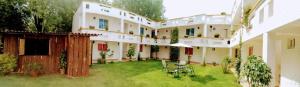 a courtyard of a building with chairs and tables at Hotel Posada La Bonita in Tula de Allende