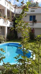 una piscina en un patio junto a un edificio en Hotel Posada La Bonita, en Tula de Allende