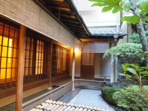 zewnętrzny widok na budynek z ogrodem w obiekcie Kyoto Ryokan SAKANOUE w mieście Kioto