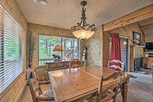 Afbeelding uit fotogalerij van Cozy Ruidoso Cabin with Private Hot Tub and Large Deck in Ruidoso