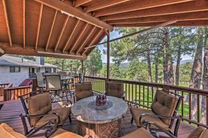 Afbeelding uit fotogalerij van Cozy Ruidoso Cabin with Private Hot Tub and Large Deck in Ruidoso