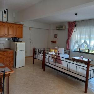 Kuchyňa alebo kuchynka v ubytovaní ΜΑΡΟΥ ROOMS