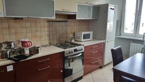 A kitchen or kitchenette at Niebieski Meander Pokoje blisko metra
