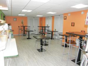 Restaurant ou autre lieu de restauration dans l'établissement Mister Bed Lomme