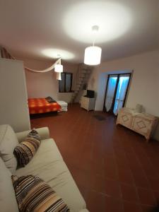 uma sala de estar com um sofá e uma cama em Il Sogno di Bea em Terni