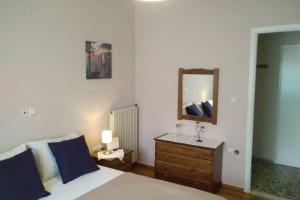 A bed or beds in a room at Xristina's Experience