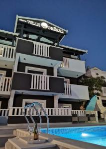 Bazén v ubytování Guesthouse Villa Paškal nebo v jeho okolí