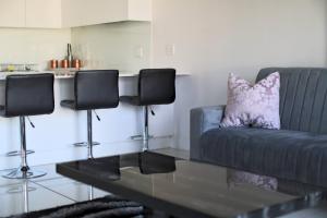En sittgrupp på Stunning Apartment with City View, Outdoor Pool, Gym, de Waterkant, Cape Town