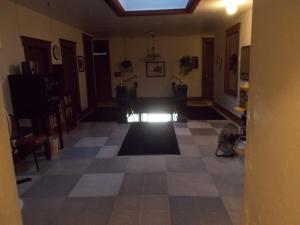 uma vista para uma sala de estar com piso em xadrez em Kellogg Rio Hotel em Kellogg
