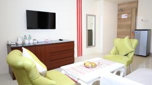 TV at/o entertainment center sa Moritz Hotel RSAB Harapan Kita