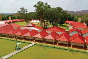 KevadiaPraveg Tent City Narmada, Statue of Unity的享有红色屋顶建筑的顶部景色